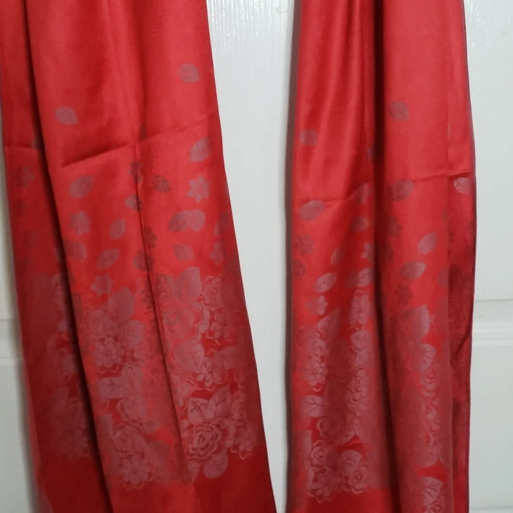 NWOT  JAPAN Red silky scarf 67